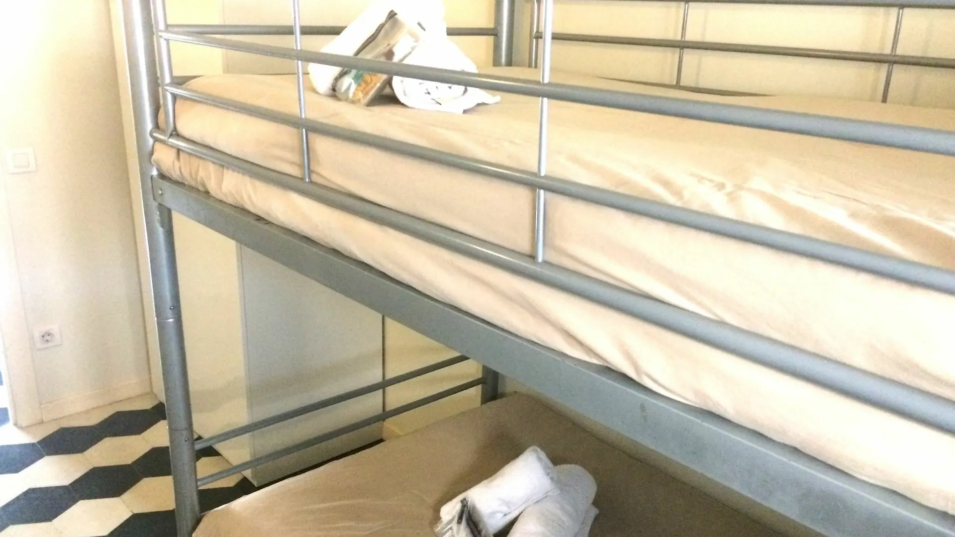 Moderno Apartamento Sobre El Rio 赫罗纳